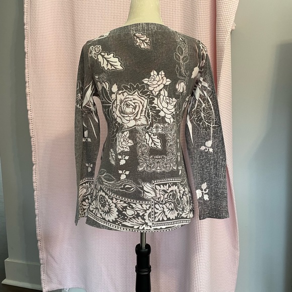 M by AMOUR gray and white graphic top size M. - Picture 3 of 3